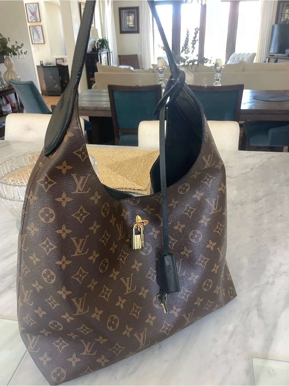 🪷authentic Louis Vuitton flower hobo with lock and key.